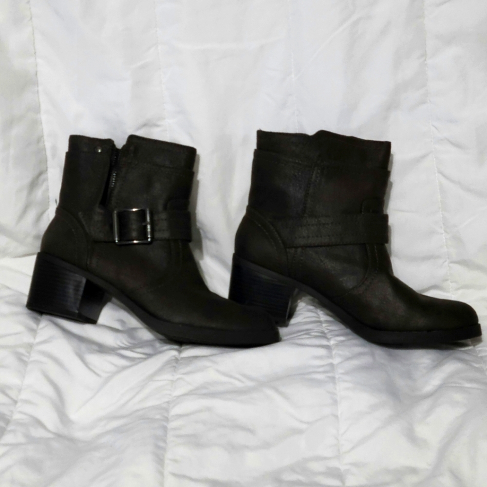 Vera Wang dark brown side zipper booties New